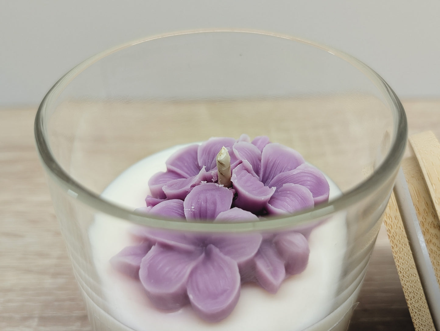 Květy šeříku Ovocná svíčka s víčkem