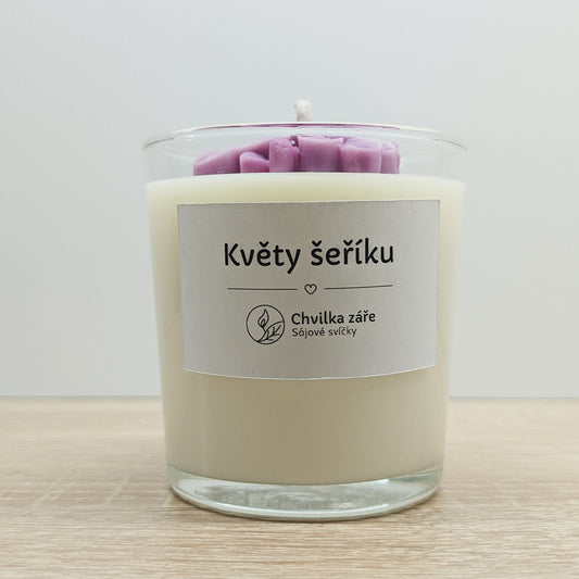 Květy šeříku flambované broskve