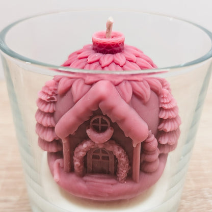 Vánoční svíčka Perníková chaloupka s jablkem a skořicí